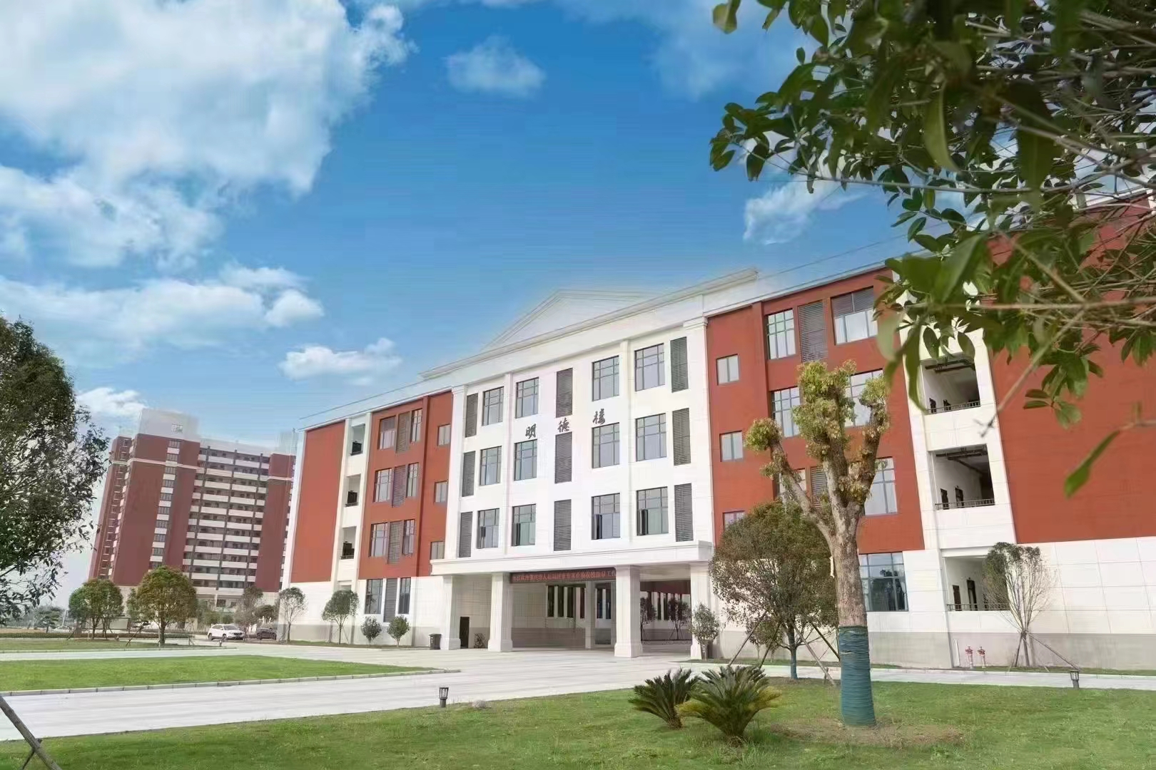 武汉三新职业学校教学楼照片